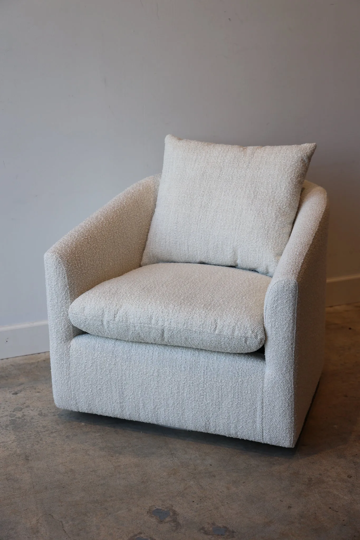 Lola Swivel Chair